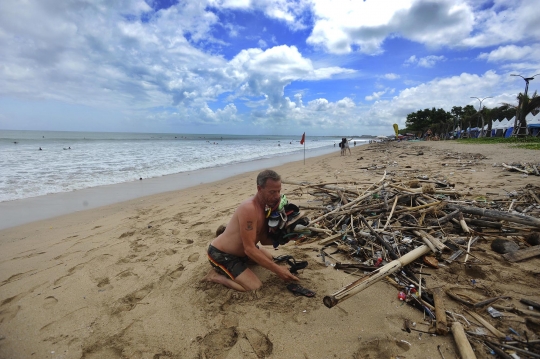 Aksi Turis Belanda Kumpulkan Sampah di Pantai Kuta