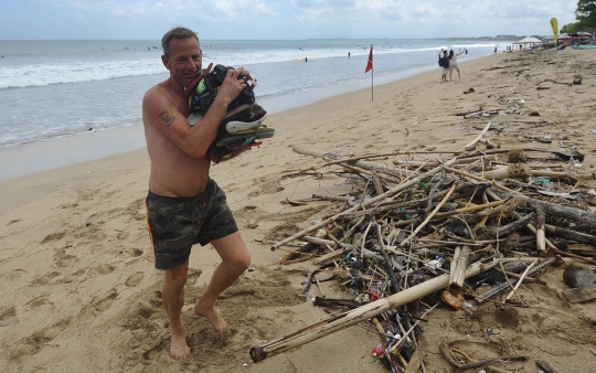 Aksi Turis Belanda Kumpulkan Sampah di Pantai Kuta