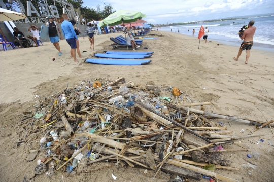 Aksi Turis Belanda Kumpulkan Sampah di Pantai Kuta