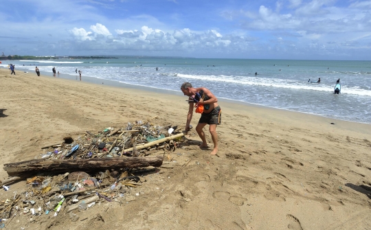 Aksi Turis Belanda Kumpulkan Sampah di Pantai Kuta