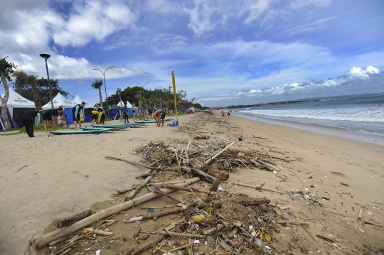 Aksi Turis Belanda Kumpulkan Sampah di Pantai Kuta