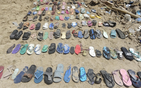 Aksi Turis Belanda Kumpulkan Sampah di Pantai Kuta