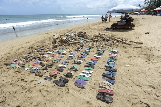 Aksi Turis Belanda Kumpulkan Sampah di Pantai Kuta