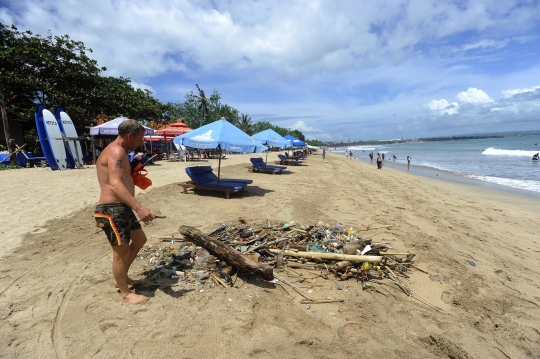 Aksi Turis Belanda Kumpulkan Sampah di Pantai Kuta