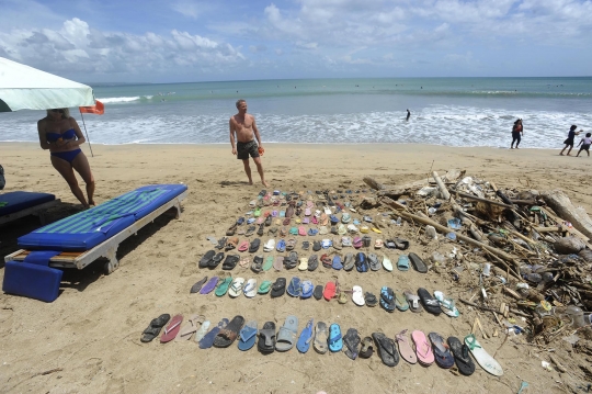 Aksi Turis Belanda Kumpulkan Sampah di Pantai Kuta