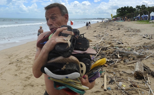 Aksi Turis Belanda Kumpulkan Sampah di Pantai Kuta