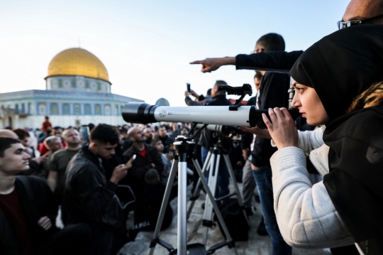 Warga Palestina Memburu Penampakan Hilal 1 Syawal di Yerusalem