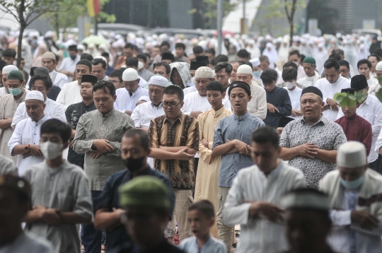 Khusyuk Jemaah Muhammadiyah Salat Idulfitri 1444 H di Pacuan Kuda