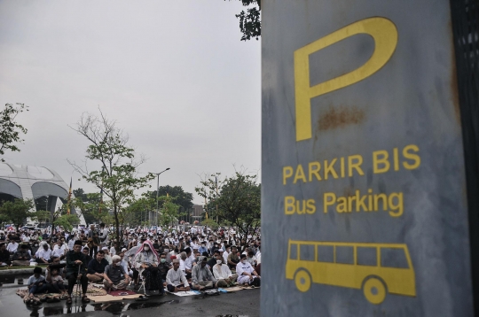 Khusyuk Jemaah Muhammadiyah Salat Idulfitri 1444 H di Pacuan Kuda