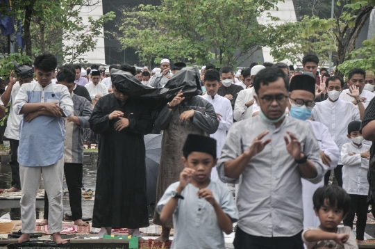 Khusyuk Jemaah Muhammadiyah Salat Idulfitri 1444 H di Pacuan Kuda