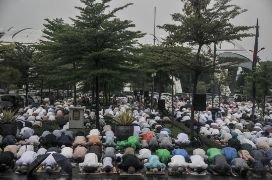 Khusyuk Jemaah Muhammadiyah Salat Idulfitri 1444 H di Pacuan Kuda