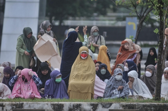 Khusyuk Jemaah Muhammadiyah Salat Idulfitri 1444 H di Pacuan Kuda