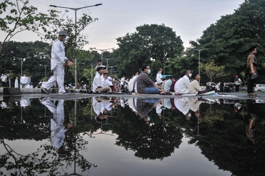 Khusyuk Jemaah Muhammadiyah Salat Idulfitri 1444 H di Pacuan Kuda