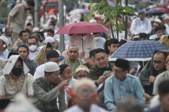 Khusyuk Jemaah Muhammadiyah Salat Idulfitri 1444 H di Pacuan Kuda