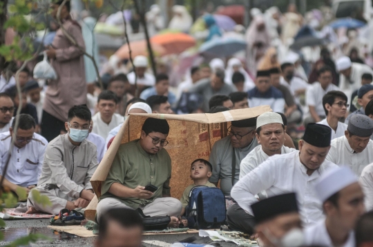 Khusyuk Jemaah Muhammadiyah Salat Idulfitri 1444 H di Pacuan Kuda