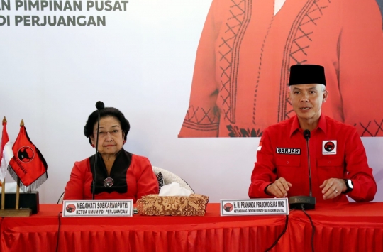 Potret Megawati Pakaikan Kopiah Hitam ke Ganjar Pranowo yang Jadi Capres PDIP