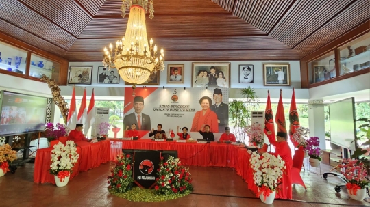 Potret Megawati Pakaikan Kopiah Hitam ke Ganjar Pranowo yang Jadi Capres PDIP