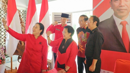 Potret Megawati Pakaikan Kopiah Hitam ke Ganjar Pranowo yang Jadi Capres PDIP