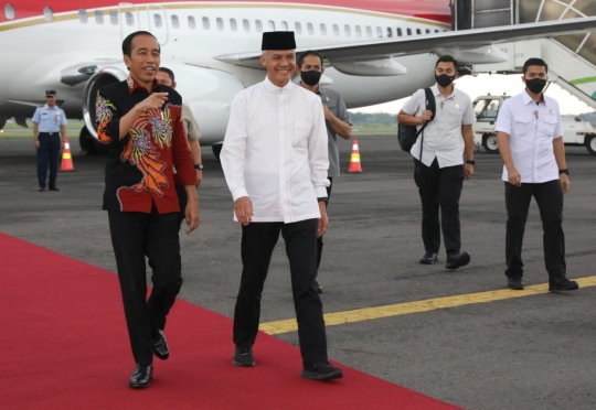 Usai Diumumkan jadi Capres PDIP, Ganjar Naik Pesawat Bareng Jokowi