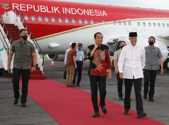 Usai Diumumkan jadi Capres PDIP, Ganjar Naik Pesawat Bareng Jokowi