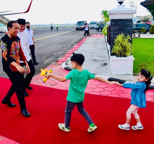 Usai Diumumkan jadi Capres PDIP, Ganjar Naik Pesawat Bareng Jokowi