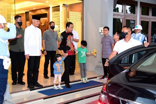 Usai Diumumkan jadi Capres PDIP, Ganjar Naik Pesawat Bareng Jokowi