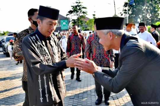 Momen Ganjar dan Jokowi Salat Idulfitri Bareng di Masjid Sheikh Zayed Solo