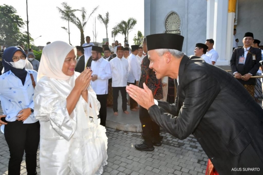 Momen Ganjar dan Jokowi Salat Idulfitri Bareng di Masjid Sheikh Zayed Solo