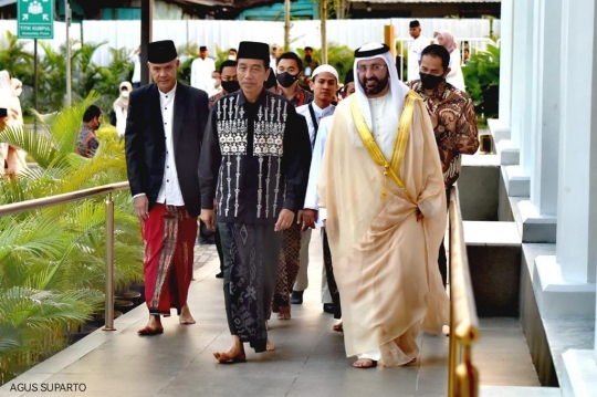 Momen Ganjar dan Jokowi Salat Idulfitri Bareng di Masjid Sheikh Zayed Solo