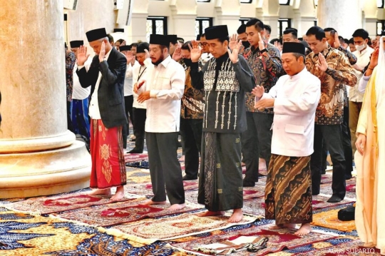 Momen Ganjar dan Jokowi Salat Idulfitri Bareng di Masjid Sheikh Zayed Solo