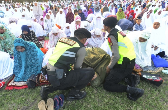 Kesigapan Polisi Tolong Jemaah yang Pingsan saat Salat Idulfitri di Denpasar