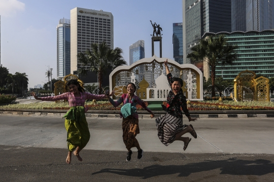 Asyiknya Warga Berfoto Ria di Jalanan Sepi Jakarta