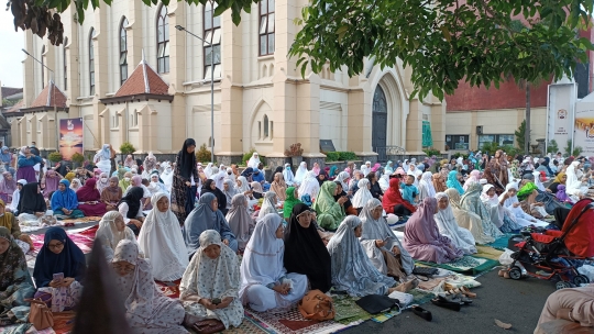 Indahnya Toleransi, Gereja di Malang Sediakan Halaman untuk Salat Idulfitri