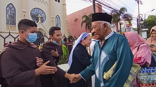 Indahnya Toleransi, Gereja di Malang Sediakan Halaman untuk Salat Idulfitri