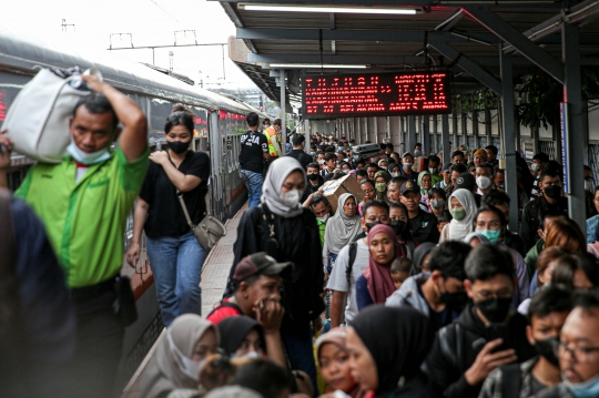 Arus Balik Lebaran, Puluhan Ribu Pemudik Tiba di Stasiun Pasar Senen