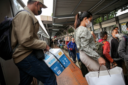 Arus Balik Lebaran, Puluhan Ribu Pemudik Tiba di Stasiun Pasar Senen