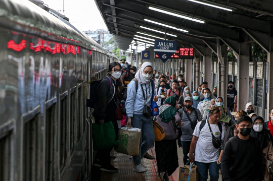 Arus Balik Lebaran, Puluhan Ribu Pemudik Tiba di Stasiun Pasar Senen