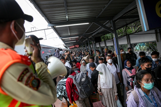 Arus Balik Lebaran, Puluhan Ribu Pemudik Tiba di Stasiun Pasar Senen