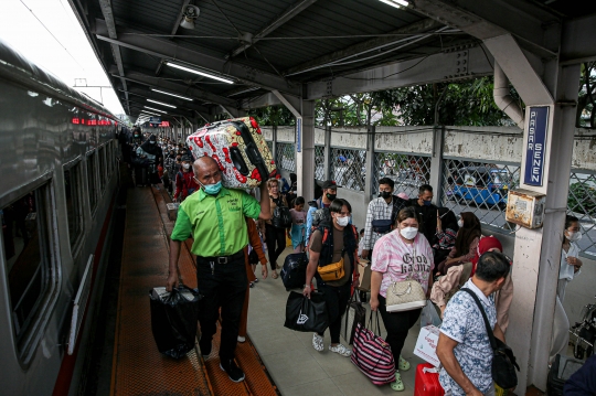 Arus Balik Lebaran, Puluhan Ribu Pemudik Tiba di Stasiun Pasar Senen