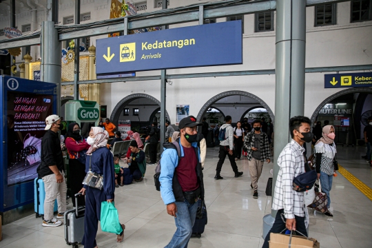 Arus Balik Lebaran, Puluhan Ribu Pemudik Tiba di Stasiun Pasar Senen