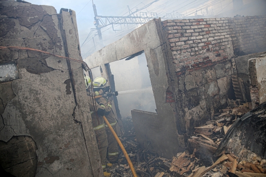 Di Tengah Cuaca Panas, Permukiman Kampung Muka di Pademangan Ludes Terbakar
