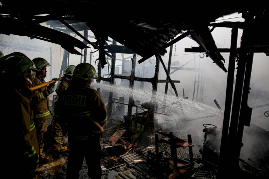 Di Tengah Cuaca Panas, Permukiman Kampung Muka di Pademangan Ludes Terbakar