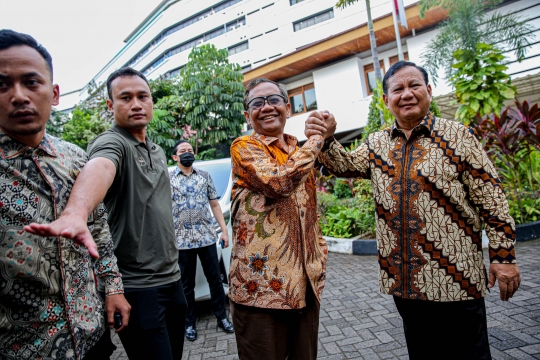 Kehangatan Prabowo Sambangi Mahfud MD di Rumah Dinas Menpolhukam