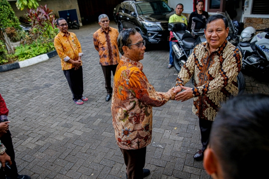 Kehangatan Prabowo Sambangi Mahfud MD di Rumah Dinas Menpolhukam