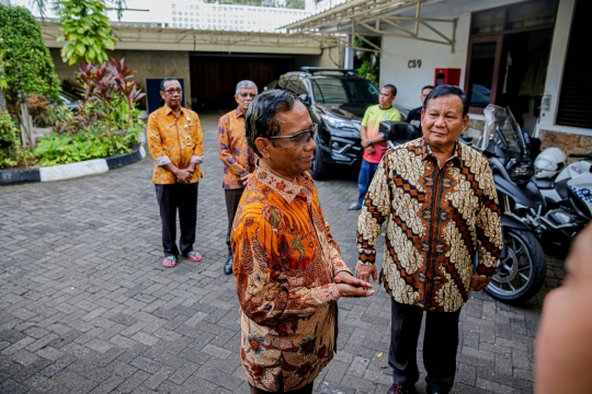 Kehangatan Prabowo Sambangi Mahfud MD di Rumah Dinas Menpolhukam