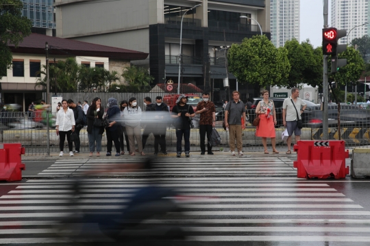 Suasana Jam Pulang Kantor Usai Cuti Lebaran di Kawasan Sudirman