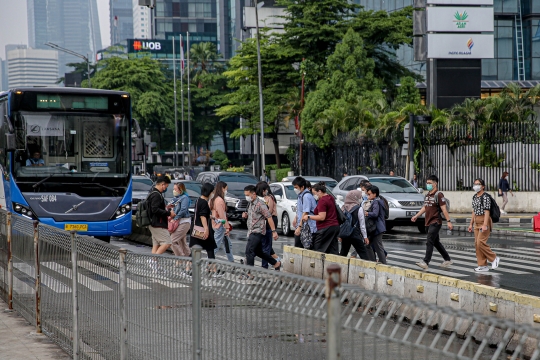 Suasana Jam Pulang Kantor Usai Cuti Lebaran di Kawasan Sudirman