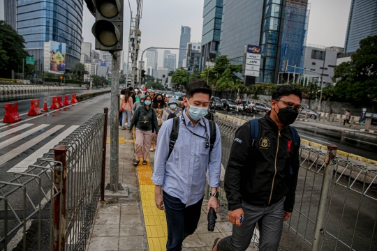 Suasana Jam Pulang Kantor Usai Cuti Lebaran di Kawasan Sudirman