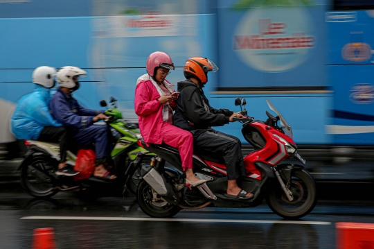 Suasana Jam Pulang Kantor Usai Cuti Lebaran di Kawasan Sudirman