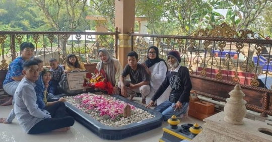 5 Potret Yan Vellia Ziarah Mendiang Didi Kempot di Ngawi, Bertemu Istri Pertama